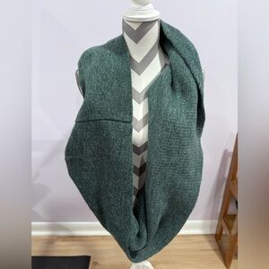 Beautiful green scarf, minimal use. In great condition. Bought at the Buckle.